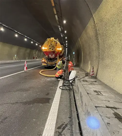 玉屏隧道排水渠清淤